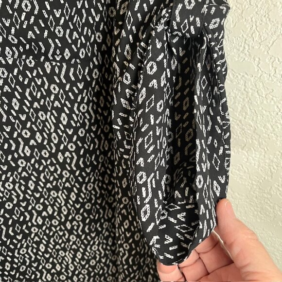 Torrid Black & White Print Button Front Blouse with Front Pockets- Size 3 -22/24 - Picture 4 of 10